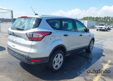 2018 Ford Escape S z USA, uszkodzony, nr VIN 1FMCU0F76JUC62827